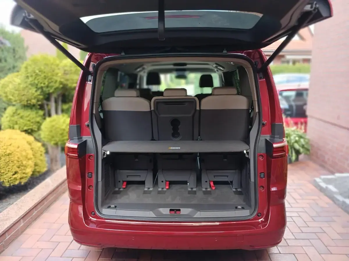 Gebraucht VW Multivan Life 150 PS (110 kW) 2025 Rot Van / Kleinbus