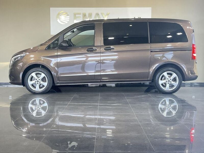 Dolomitbraun metallic Gebraucht 2018 Mercedes Vito Edition Van / Kleinbus | 36.498 € (Teuer) - Bild 1/4