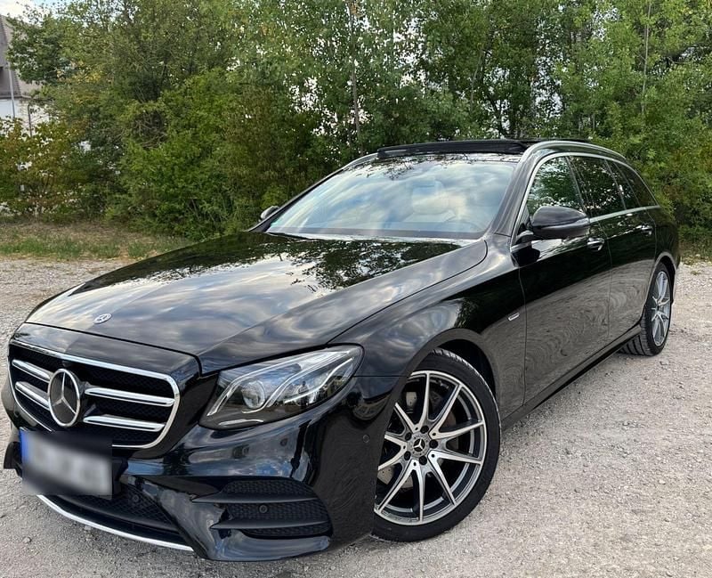 Schwarz Gebraucht 2021 Mercedes E220 AMG Kombi | 28.999 € (Superpreis) - Bild 1/4