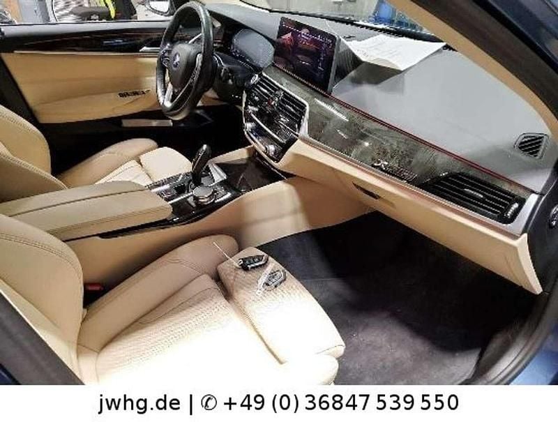 Gebraucht BMW 520 Sport Line 190 PS (139 kW) 2023 Arctic race blue Kombi