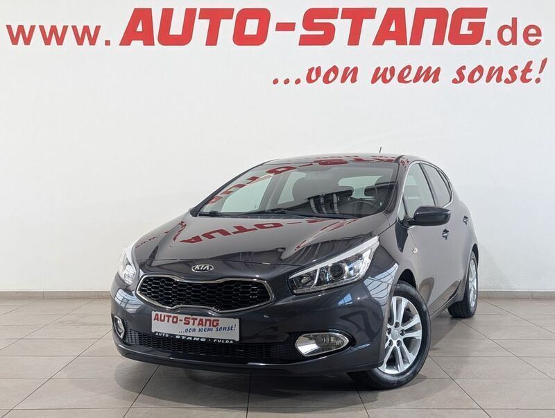 Grau Gebraucht 2014 Kia Ceed Limousine | 8.990 € (Fairer Preis) - Bild 1/4