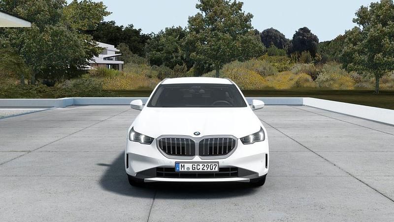 Alpinweiß uni Neu 2025 BMW 520 Sport Line Kombi | 50.168 € (Superpreis) - Bild 1/4