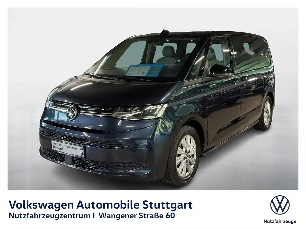 Gebraucht VW Multivan Life 150 PS (110 kW) 2023 Starlight blue metallic Van / Kleinbus