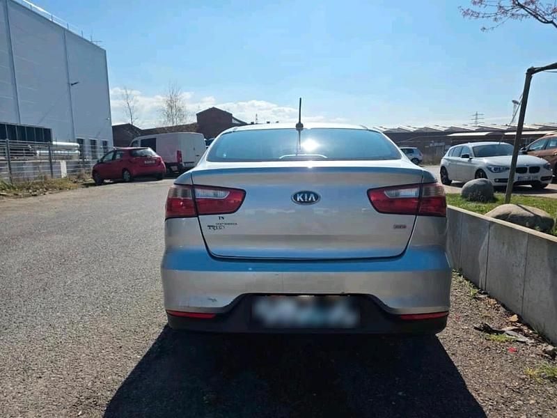 Gebraucht Kia Rio 140 PS (102 kW) 2017 Silber Limousine