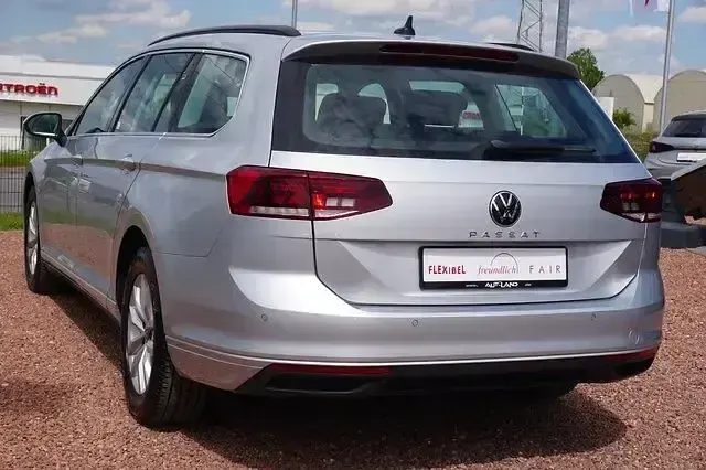 Gebraucht VW Passat 150 PS (110 kW) 2021 Reflexsilber metallic Kombi