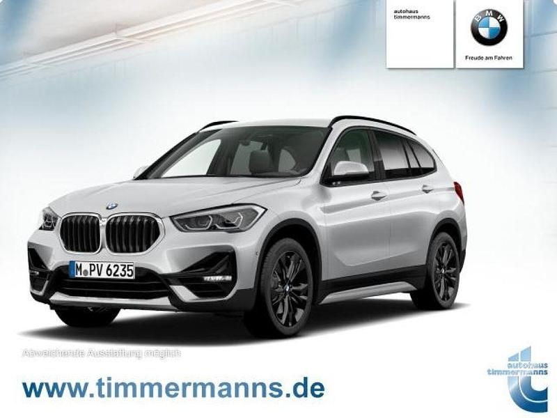 Glaciersilber (metallic) Gebraucht 2021 BMW X1 Sport Line SUV | 26.900 € (Fairer Preis) - Bild 1/4
