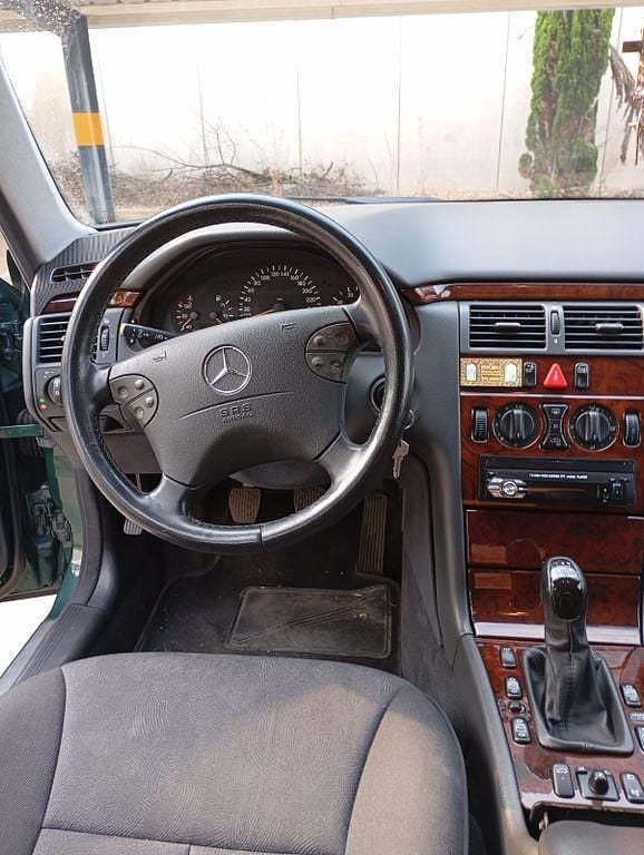 Second-hand Mercedes E200 Elegance 163 CP (119 kW) 2000 Verde Berlinǎ