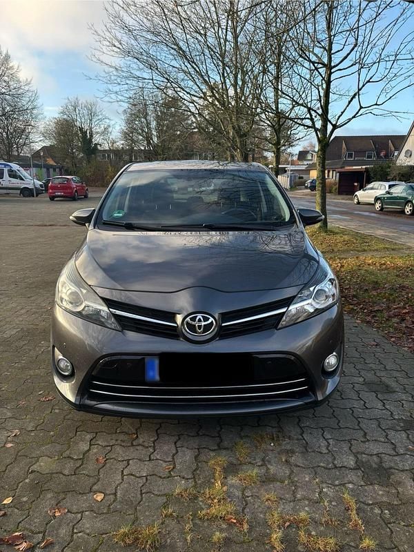 Gebraucht Toyota Verso 124 PS (91 kW) 2013 Grau Van / Kleinbus