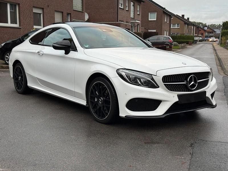 Weiß Gebraucht 2017 Mercedes C250 AMG line Coupé | 18.900 € (Fairer Preis) - Bild 1/4