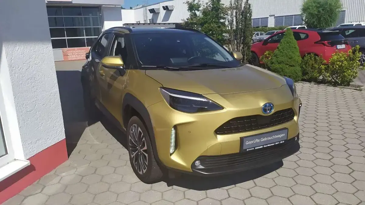Gebraucht Toyota Yaris Cross Team 116 PS (85 kW) 2023 Brass gold metallic SUV