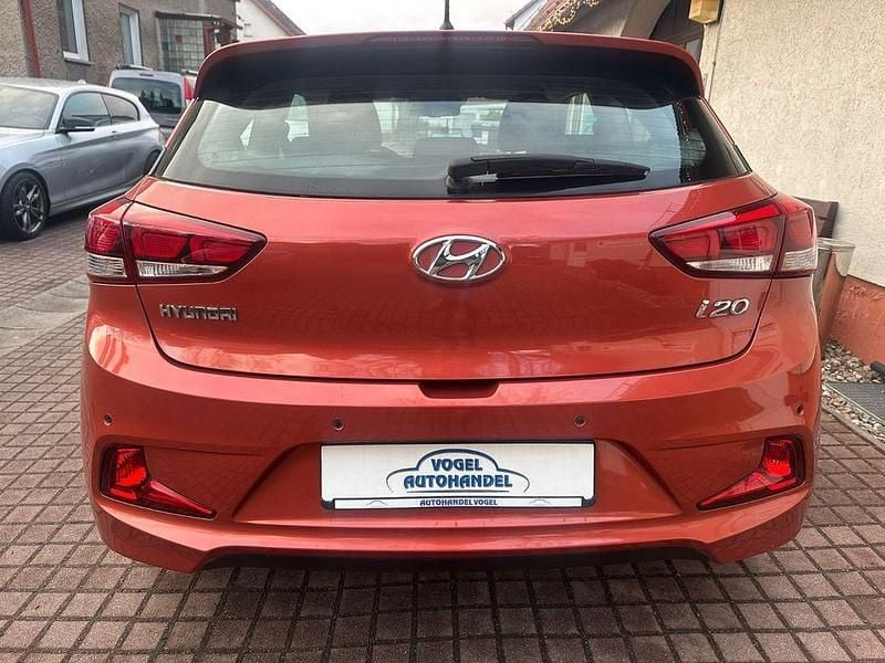 Gebraucht Hyundai i20 Trend 101 PS (74 kW) 2015 Orange Coupé