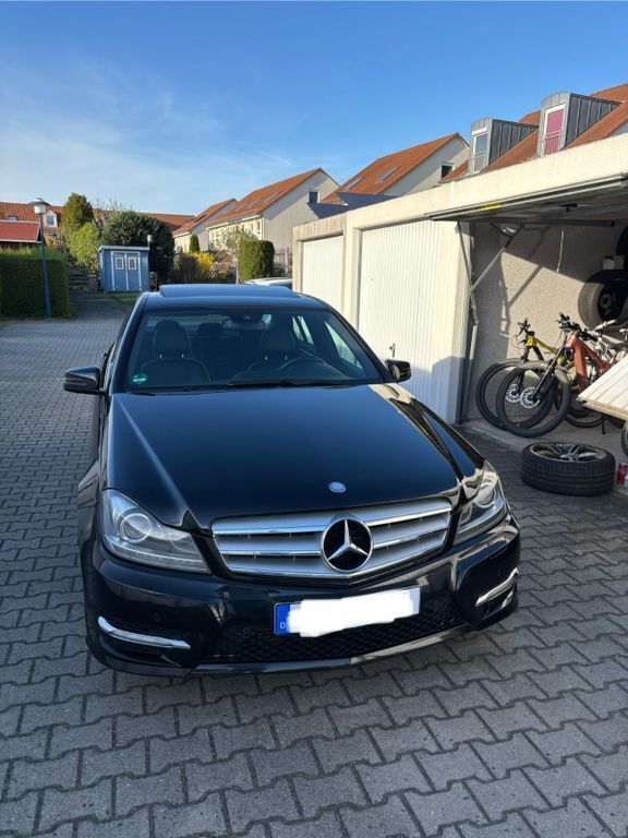 Schwarz Gebraucht 2011 Mercedes C300 Limousine | 14.200 € (Etwas zu teuer) - Bild 1/4