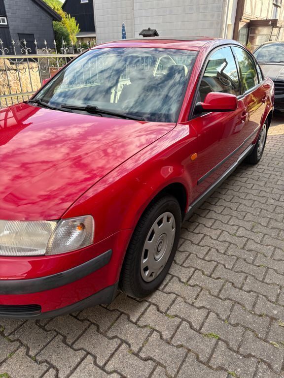 Rot Gebraucht 1998 VW Passat Basis Limousine | 2.500 € (Fairer Preis) - Bild 1/4
