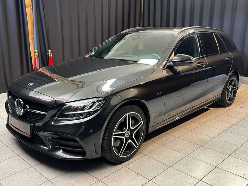 Grün Gebraucht 2020 Mercedes C300e AMG line Limousine | 23.999 € (Fairer Preis) - Bild 1/4