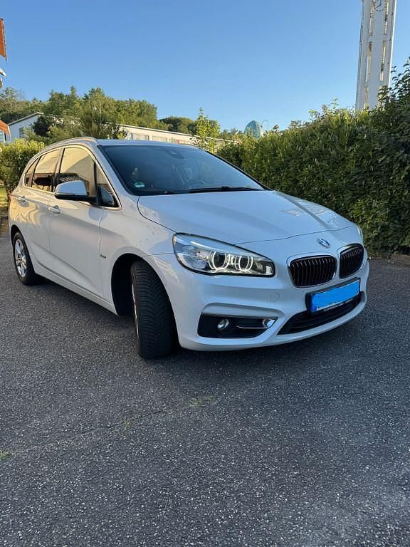 Weiß Gebraucht 2016 BMW 218 Active Tourer Luxury Line Van / Kleinbus | 14.500 € (Guter Preis) - Bild 1/4