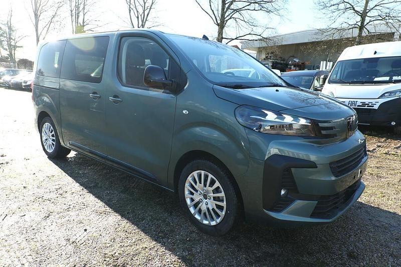 Neu Peugeot Traveller Active 177 PS (130 kW) 2025 All terrain grün metallic Van / Kleinbus