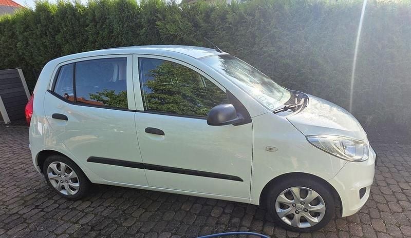 Weiß Gebraucht 2012 Hyundai i10 Edition Kleinwagen | 1.099 € (Superpreis) - Bild 1/4
