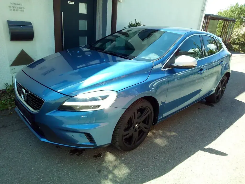 Gebraucht Volvo V40 R-Design Momentum 190 PS (139 kW) 2016 Blau Limousine