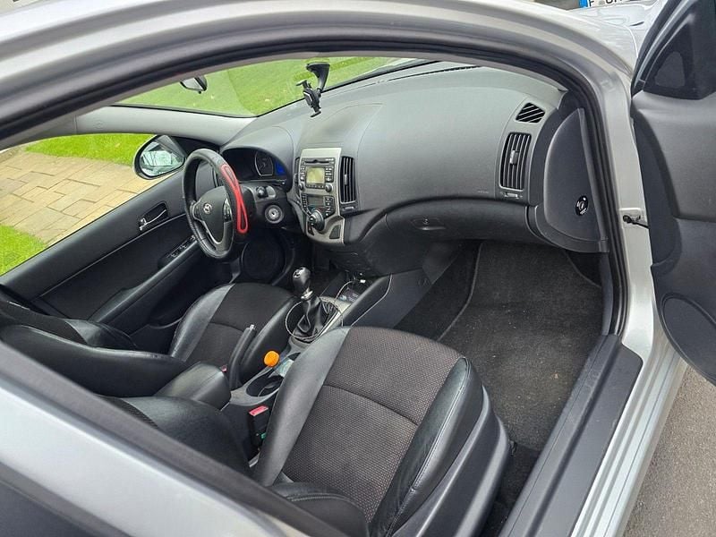 Gebraucht Hyundai i30 Edition 90 PS (66 kW) 2012 Silber Limousine