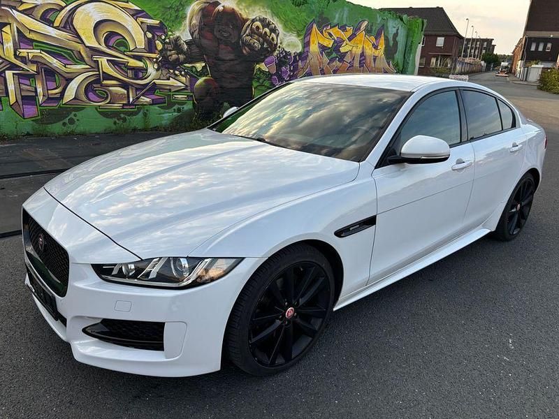 Weiß Gebraucht 2015 Jaguar XE R-Sport Limousine | 9.200 € - Bild 1/4