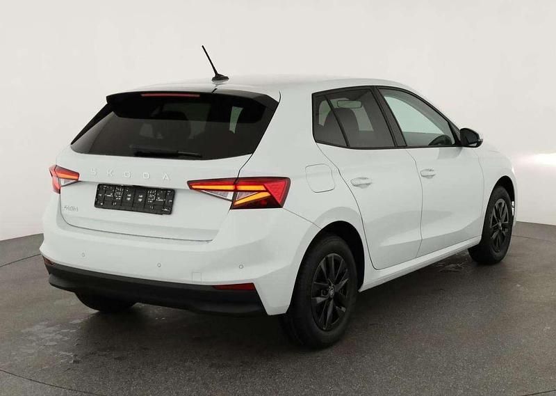 Neu Skoda Fabia Selection 95 PS (69 kW) 2025 Moon weiß metallic Limousine