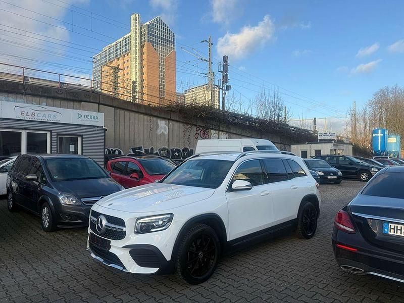 Weiß Gebraucht 2020 Mercedes GLB220 AMG line SUV | 34.000 € - Bild 1/4