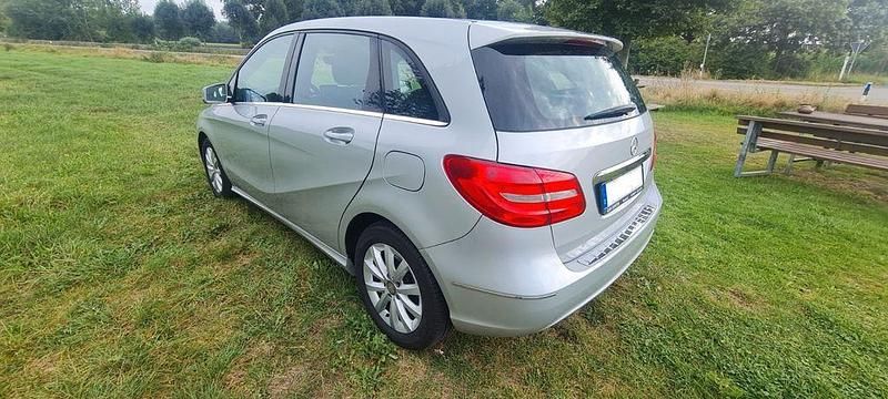 Gebraucht Mercedes B180 122 PS (89 kW) 2012 Silber Van / Kleinbus