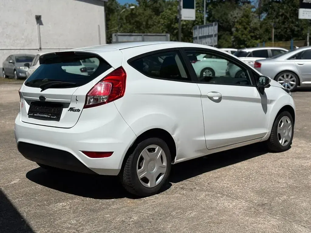 Gebraucht Ford Fiesta Trend 60 PS (44 kW) 2013 Weiß Kleinwagen
