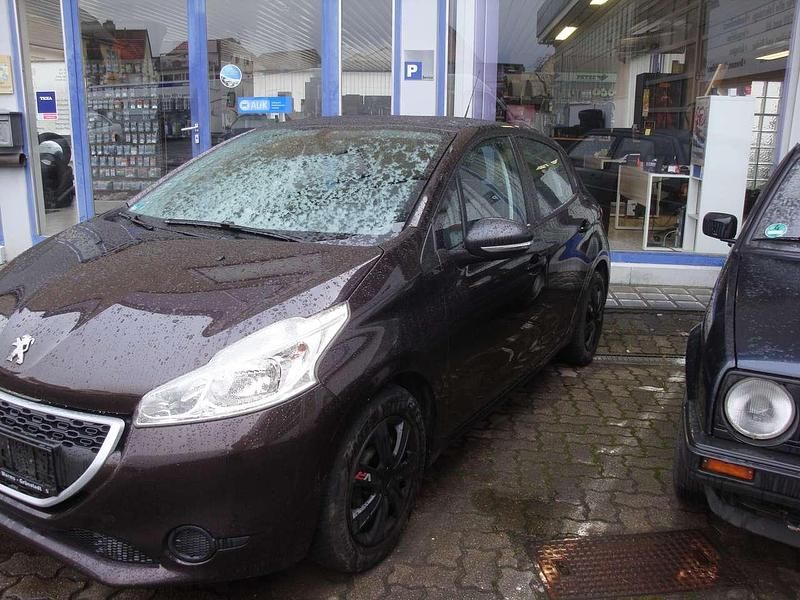 Gebraucht Peugeot 208 Active 68 PS (50 kW) 2012 Violett Kleinwagen