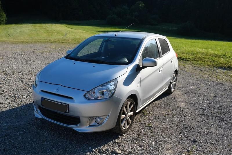 Grau Gebraucht 2013 Mitsubishi Space Star Kleinwagen | 3.900 € (Fairer Preis) - Bild 1/4