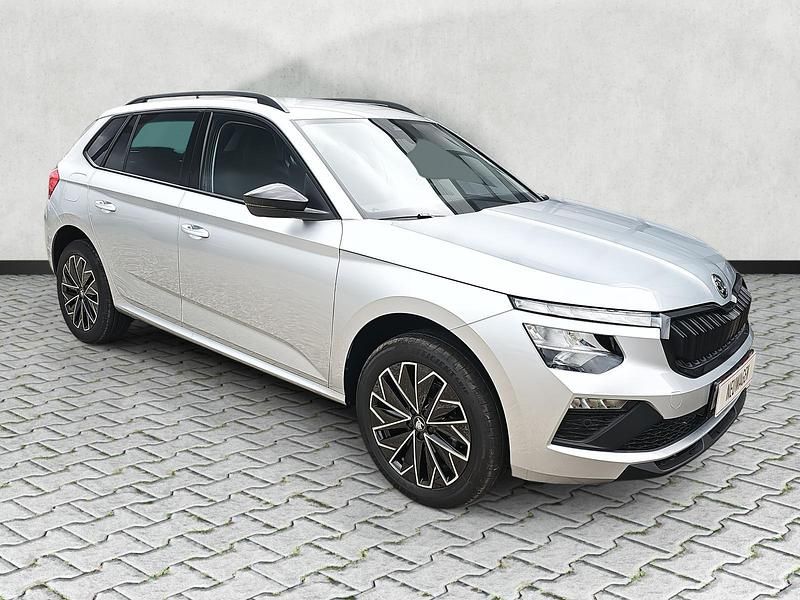 Brillantsilber metallic brillantsilber metallic Neu 2025 Skoda Kamiq Selection SUV | 24.804 € (Guter Preis) - Bild 1/4