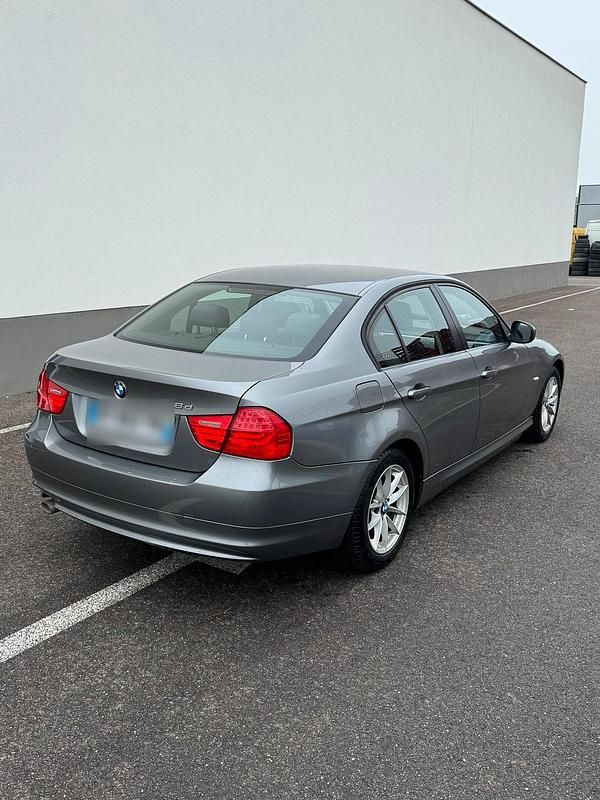 Gebraucht BMW 318 143 PS (105 kW) 2011 Grau Limousine
