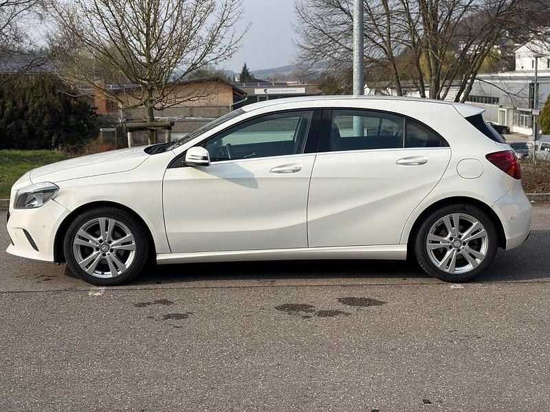 Gebraucht Mercedes A180 109 PS (80 kW) 2016 Weiß Limousine