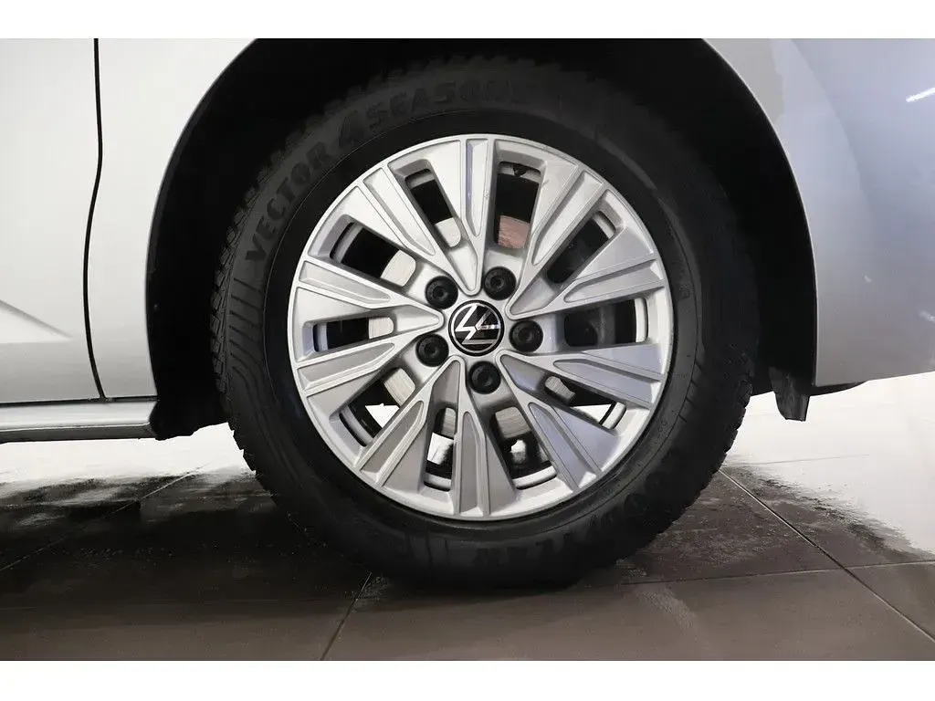 Używany VW Multivan Life 150 KM (110 kW) 2023 Srebrny Minivan