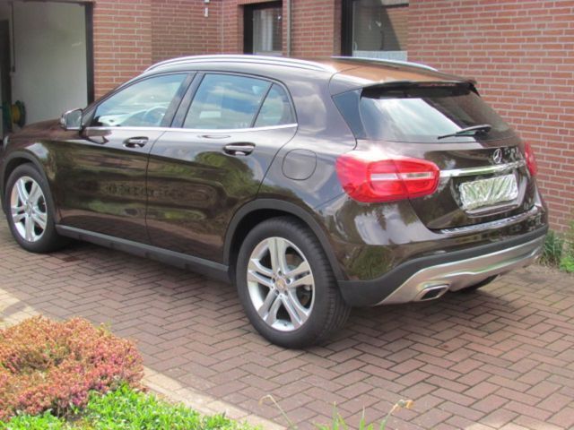 Gebraucht Mercedes GLA200 Urban 156 PS (114 kW) 2015 Braun metallic SUV