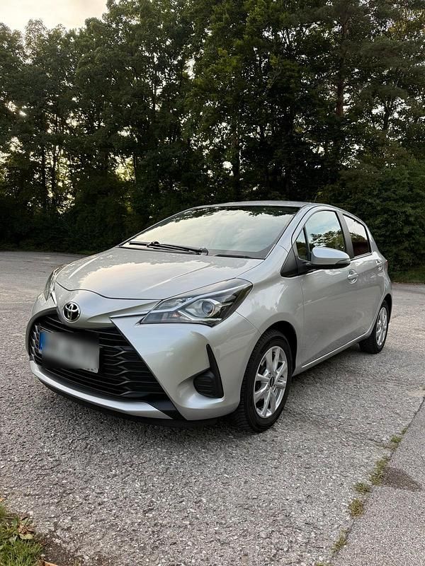 Silber Gebraucht 2018 Toyota Yaris Comfort Kleinwagen | 10.500 € (Fairer Preis) - Bild 1/4
