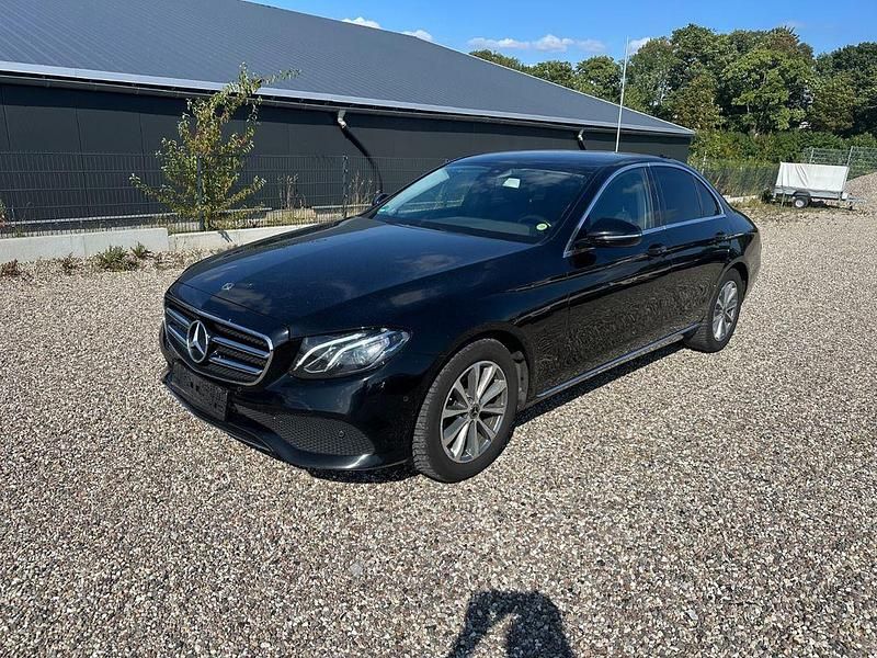 Schwarz Gebraucht 2019 Mercedes E200 Avantgarde Limousine | 13.999 € - Bild 1/4