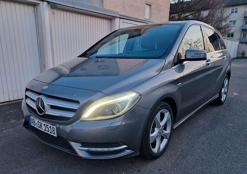Gebraucht Mercedes B180 109 PS (80 kW) 2012 Grau Van / Kleinbus