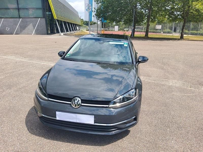 Grau Gebraucht 2019 VW Golf VII IQ Drive Limousine | 16.250 € (Guter Preis) - Bild 1/4