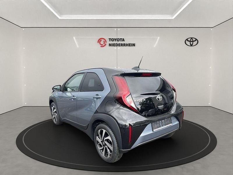 Neu Toyota Aygo X 72 PS (52 kW) 2025 Grau SUV