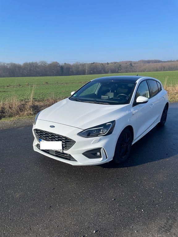 Weiß Gebraucht 2019 Ford Focus ST-Line Limousine | 16.000 € (Guter Preis) - Bild 1/4