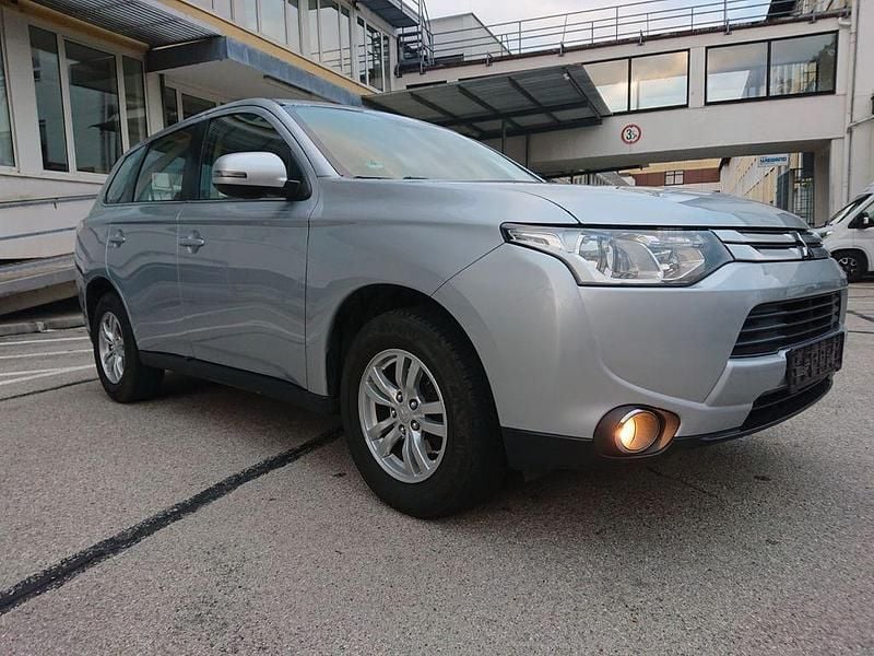 Silber Gebraucht 2015 Mitsubishi Outlander SUV | 5.990 € - Bild 1/4