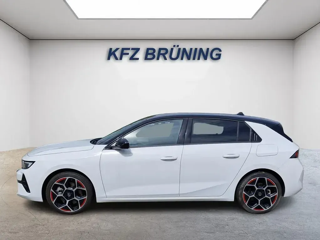 Gebraucht Opel Astra 179 PS (131 kW) 2022 Jade weiß / dach schwarz Kleinwagen