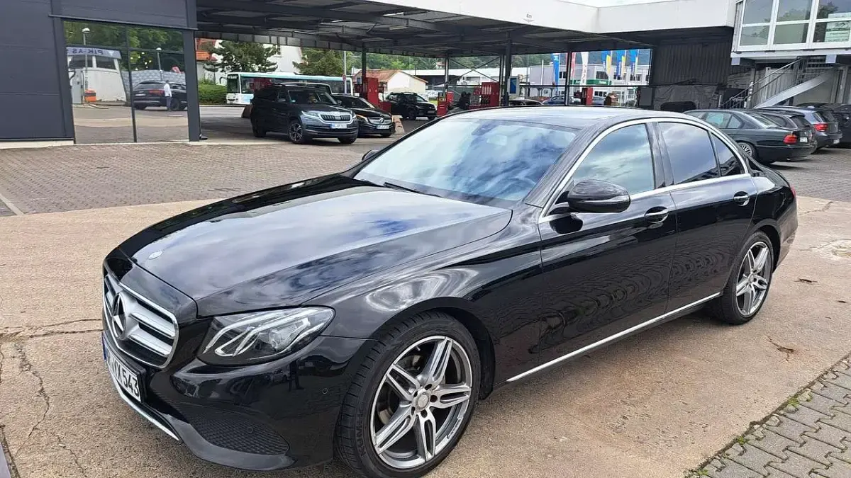 Gebraucht Mercedes E220 Avantgarde 194 PS (142 kW) 2016 Tiefschwarz Limousine