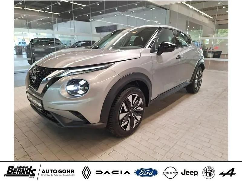 Silver metallic (ky0g) Gebraucht 2024 Nissan Juke Acenta SUV | 19.110 € (Fairer Preis) - Bild 1/4