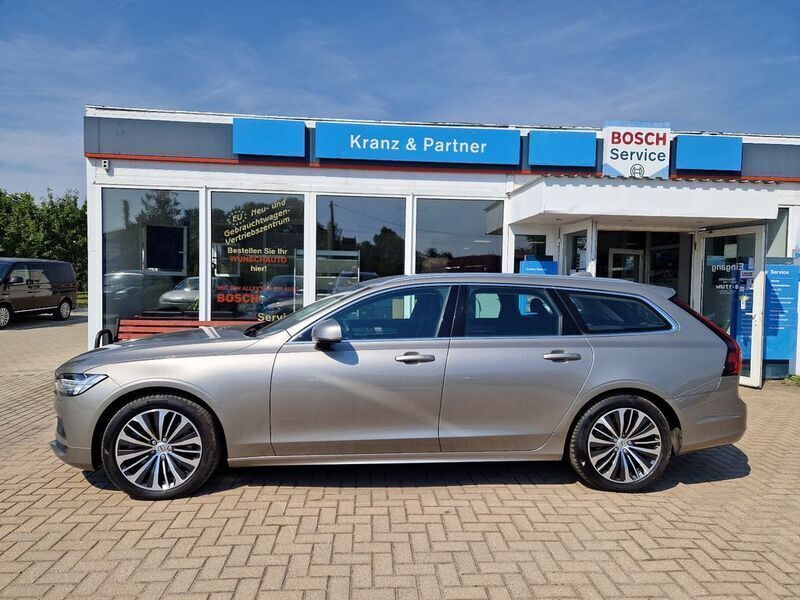 Gebraucht Volvo V90 Momentum 197 PS (144 kW) 2022 Pebble grey / metallic (metallic) Kombi