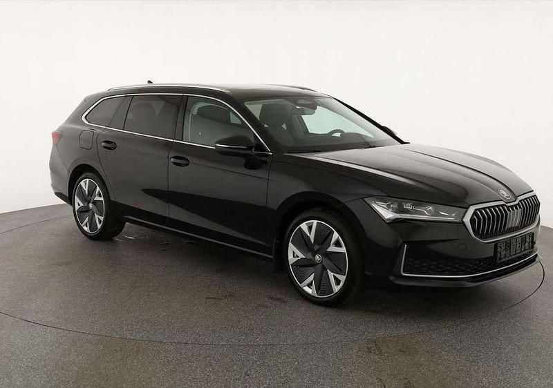 Onyx schwarz metallic Gebraucht 2024 Skoda Superb Selection Kombi | 41.595 € (Superpreis) - Bild 1/4