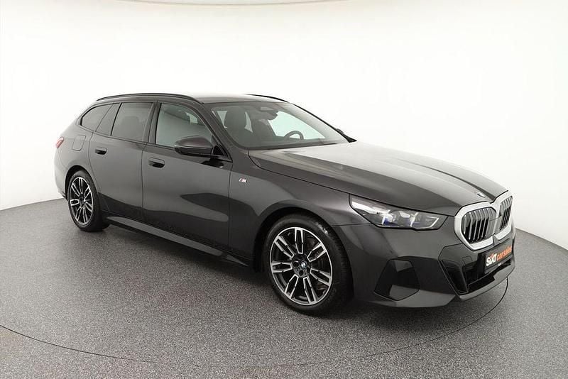 Gebraucht BMW 520 M Sport 197 PS (144 kW) 2025 Sophistorgrau Kombi