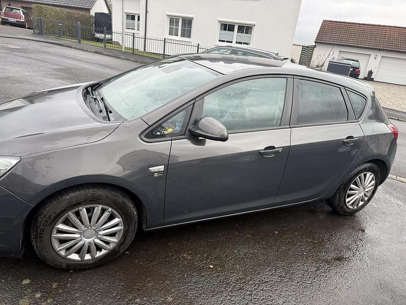 Gebraucht Opel Astra 140 PS (102 kW) 2013 Grau Limousine