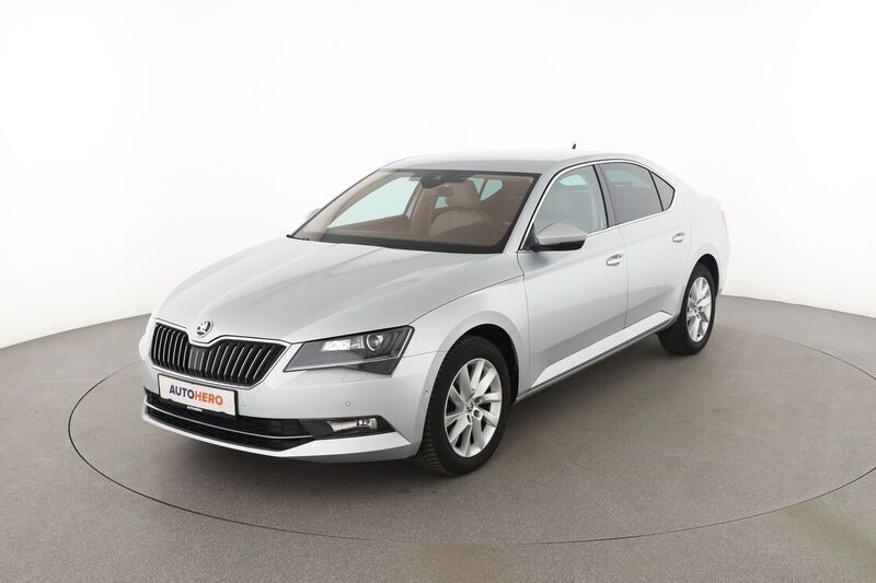 Grau Gebraucht 2015 Skoda Superb Style Limousine | 16.440 € (Guter Preis) - Bild 1/4